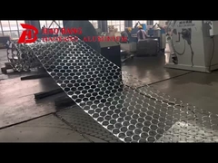 Fabrika küçük boyutlu alüminyum çemberler üretiyor.