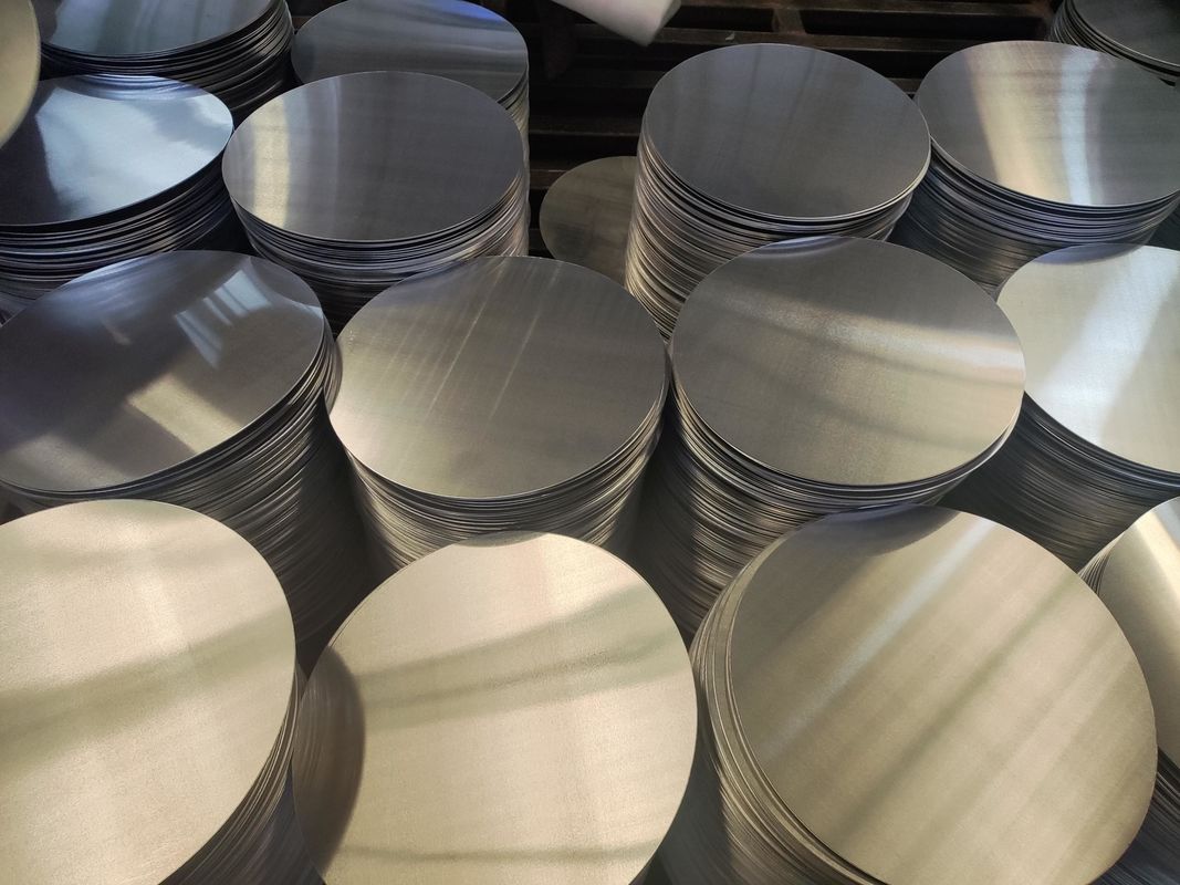 Pürüzsüz Yüzeyli Yüksek Düzlükte Alüminyum Disk 1050 1060 3003 Alaşım, 0,3–6 mm Kalın, Lamba Kapağı ve Tencereler için Özel Boyutlu Alüminyum Boş
