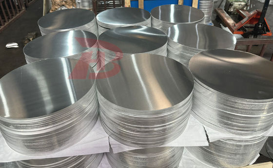 Pürüzsüz Yüzeyli Yüksek Düzlükte Alüminyum Disk 1050 1060 3003 Alaşım, 0,3–6 mm Kalın, Lamba Kapağı ve Tencereler için Özel Boyutlu Alüminyum Boş