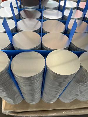 Yumuşak Yüzey Yüksek Düzlük Alüminyum Disk 0,3 ′′ 6 mm Kalınlık Özel Boyut Alüminyum Çıplak lamba kapağı ve tencereler için